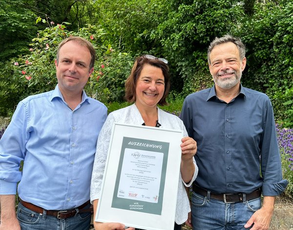 v. l.: Christian Klodwig, Geschäftsführer des Gemeinschaftskrankenhauses Herdecke, Daniela Kirsch (Qualitätsmanagerin bei Rebional) und Rebional-Geschäftsführer Oliver Kohl freuen sich über die Auszeichnung zur Vermeidung von Lebensmittelverschwendung.